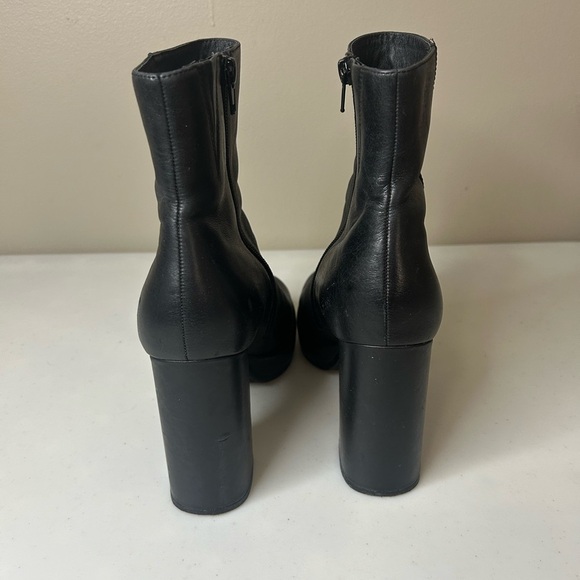 Jeffrey Campbell Bootie Platform Heel Distressed  Black Leather Zip Size 9 EUC - Picture 2 of 5